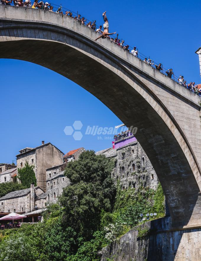 Gerald Tafa izvodi skok sa Starog mosta - Hrabri Albanac izveo suludi skok sa Starog mosta
